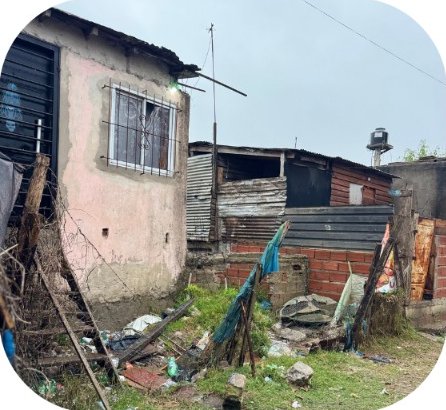 Viviendas precarias en un barrio acompañado por La Nazarena